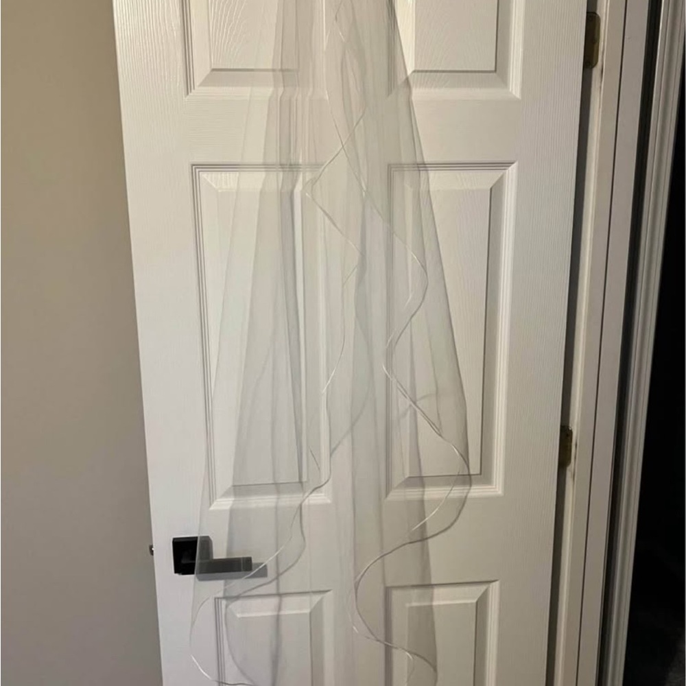 Vera Wang White Sheer Bridal Veil with Rolled Edge